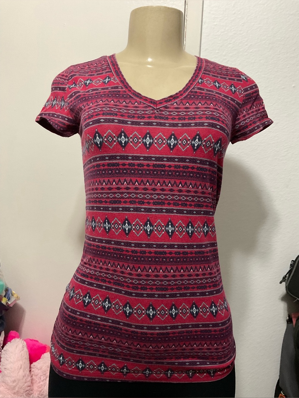 Wet Seal women’s Y2K fuchsia tribal Print V-Neck top size M